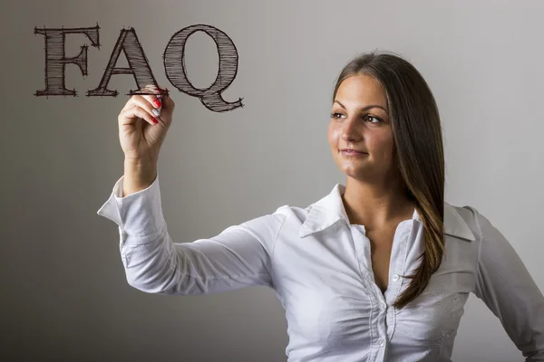 FAQ - mooi meisje schrijven op transparante oppervlak — Stockfoto