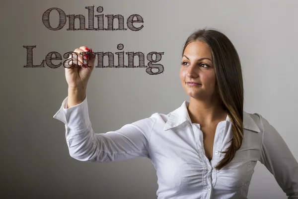Online leren - mooi meisje schrijven op transparante oppervlak — Stockfoto