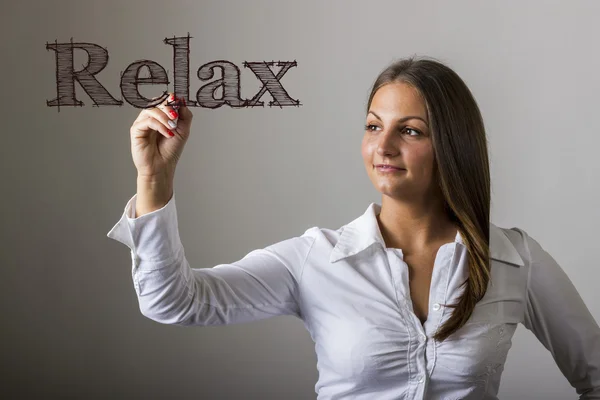 Relax - Bella ragazza che scrive sulla superficie trasparente — Foto Stock