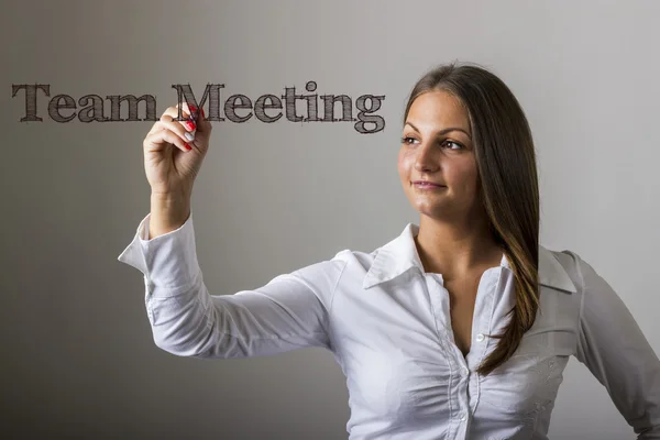 Reunião de equipe - Menina bonita escrevendo na superfície transparente — Fotografia de Stock