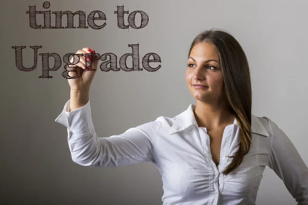 Tempo di aggiornamento - Bella ragazza che scrive sulla superficie trasparente — Foto Stock