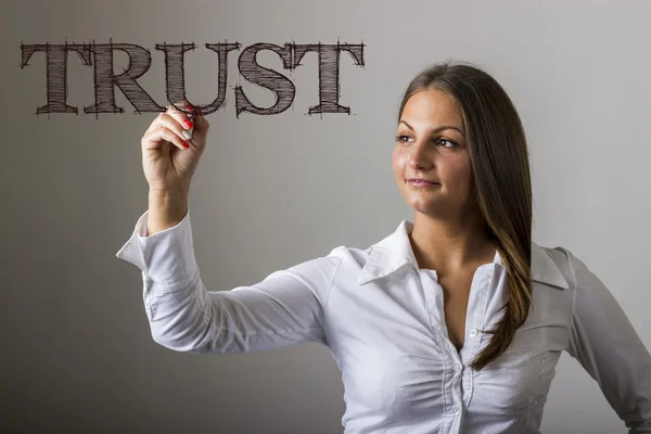 CONFIANZA - Hermosa chica escribiendo en superficie transparente — Foto de Stock