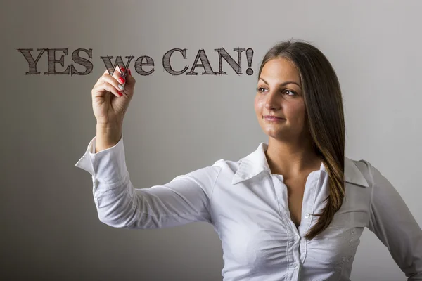 Igen, képesek vagyunk rá! -Gyönyörű lány írásban átlátszó felület — Stock Fotó