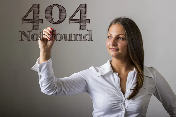 404 nicht gefunden - schönes Mädchen schreibt auf transparenter Oberfläche — Stockfoto