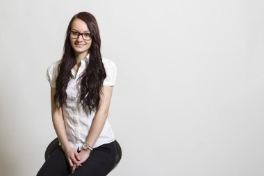 Bar sandalye oturan güzel kız