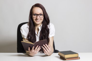 Beyaz kitapları ile güzel kadın