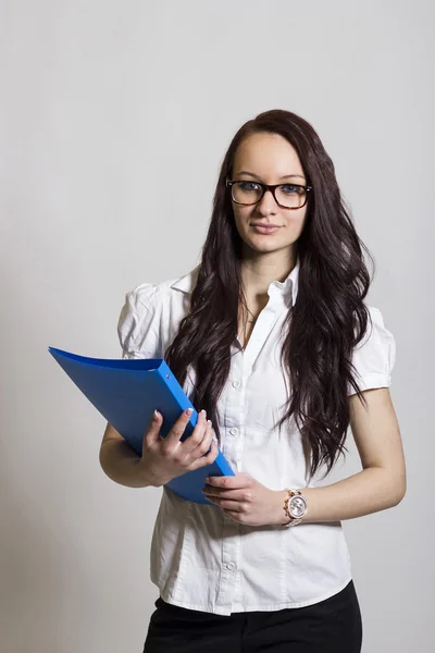 Menina bonita com pasta azul — Fotografia de Stock