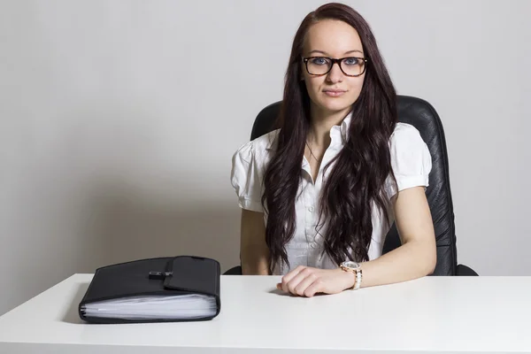 Jovem mulher de negócios bonita no escritório — Fotografia de Stock