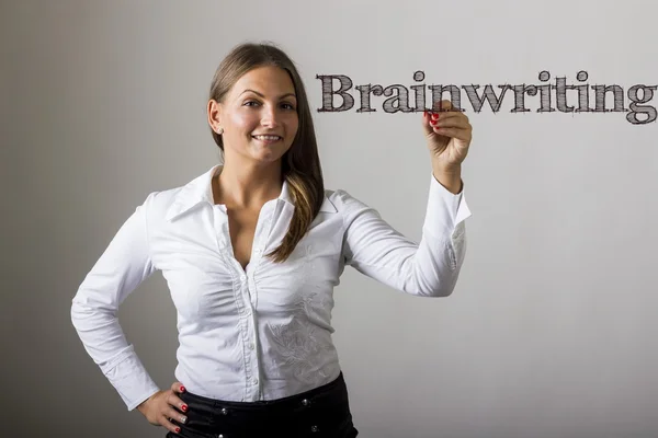 Brainwriting - vacker flicka skriver på genomskinlig yta — Stockfoto