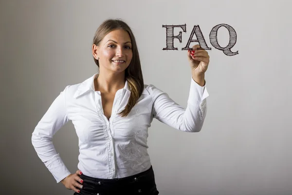FAQ - krásná dívka, psaní na transparentní povrchu — Stock fotografie