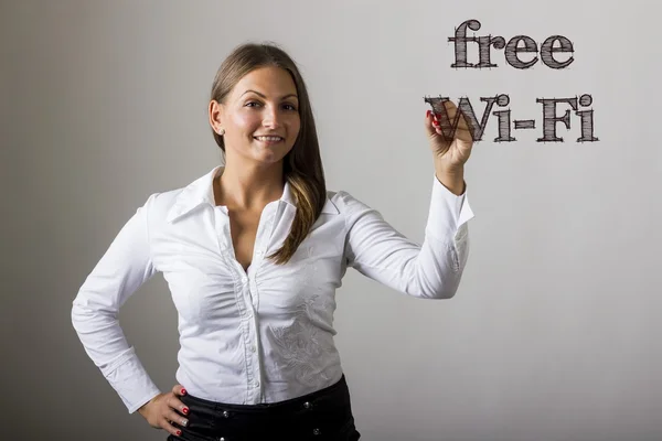 Wi-Fi gratis - Hermosa chica escribiendo en la superficie transparente —  Fotos de Stock