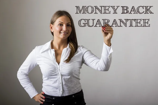 Pengar tillbaka garanti - vacker flicka skriver på transparent sur — Stockfoto