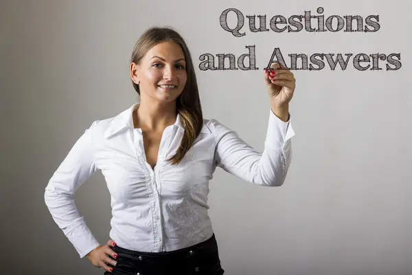 Preguntas y Respuestas - Hermosa chica escribiendo en su transparente — Foto de Stock