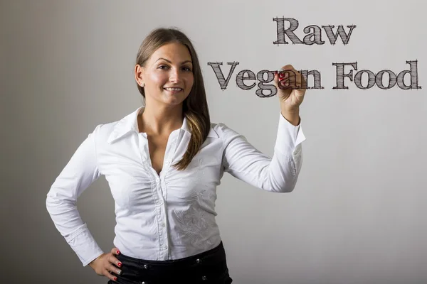 Alimentos Vegan Raw - Menina bonita escrevendo na superfície transparente — Fotografia de Stock