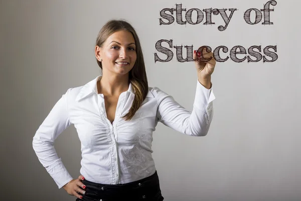 Storia di successo - Bella ragazza che scrive su superficie trasparente — Foto Stock