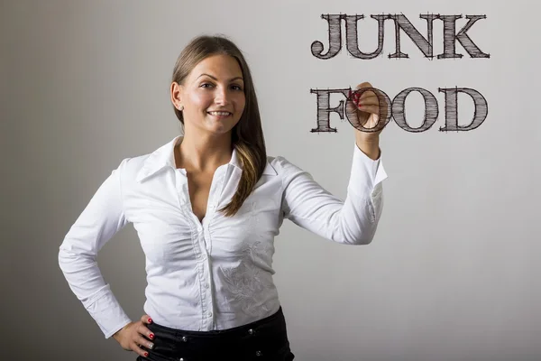 JUNK FOOD - Bella ragazza che scrive su una superficie trasparente — Foto Stock