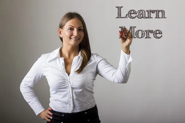 Aprende más - Hermosa chica escribiendo en superficie transparente —  Fotos de Stock