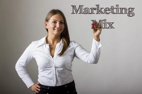 Marketing Mix - mooi meisje schrijven op transparante oppervlak — Stockfoto