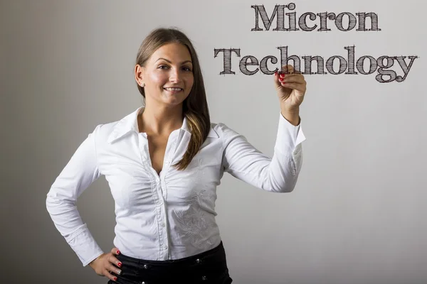 微米科技-美丽的女孩写在透明的面积 — 图库照片