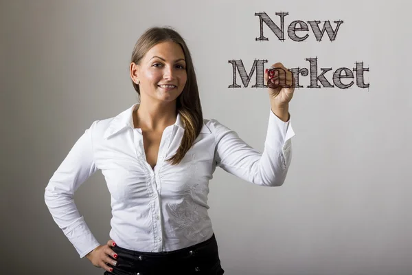 Nuevo Mercado - Hermosa chica escribiendo en la superficie transparente — Foto de Stock