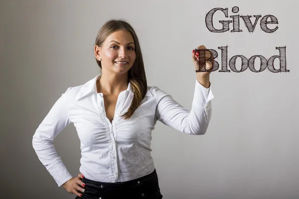 Daruj krev - krásná dívka, psaní na transparentní povrch — Stock fotografie
