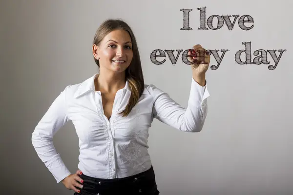 Amo ogni giorno - Bella ragazza che scrive su superficie trasparente — Foto Stock