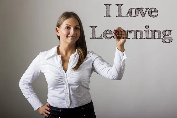 Ich liebe es zu lernen - schönes Mädchen schreibt auf transparenter Oberfläche — Stockfoto