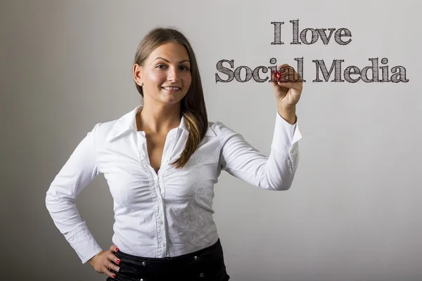 Jag älskar sociala medier - vacker flicka skriver på transparent surf — Stockfoto