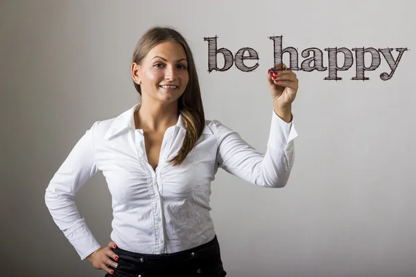 Ser feliz - Hermosa chica escribiendo en la superficie transparente —  Fotos de Stock