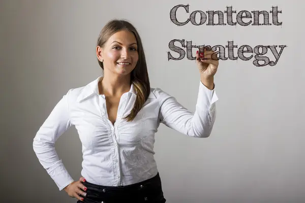 Content strategi - vacker flicka skriver på transparent yta — Stockfoto