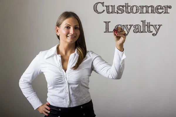 Лояльність клієнтів - красива дівчина, що пише на прозорій поверхні — стокове фото
