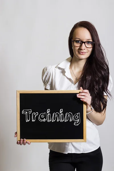 Képzés - fiatal üzletasszony gazdaság chalkboard — Stock Fotó