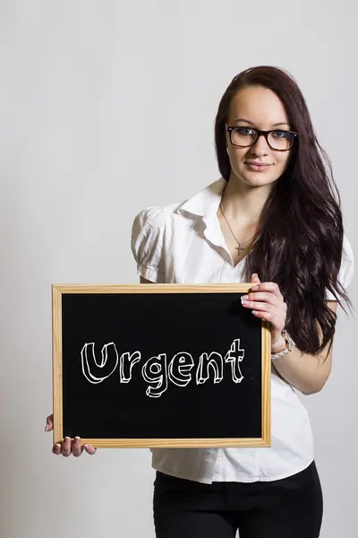 Urgentní - mladá podnikatelka drží tabuli — Stock fotografie