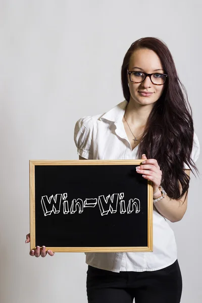 Win-Win - jonge zakenvrouw holding schoolbord — Stockfoto