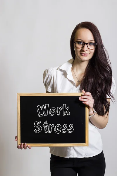 Arbeta stress - ung affärskvinna holding svarta tavlan — Stockfoto