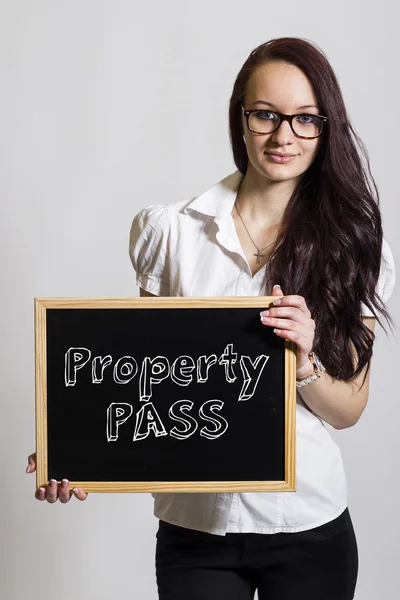 Vlastnost Pass - mladá podnikatelka drží tabuli — Stock fotografie