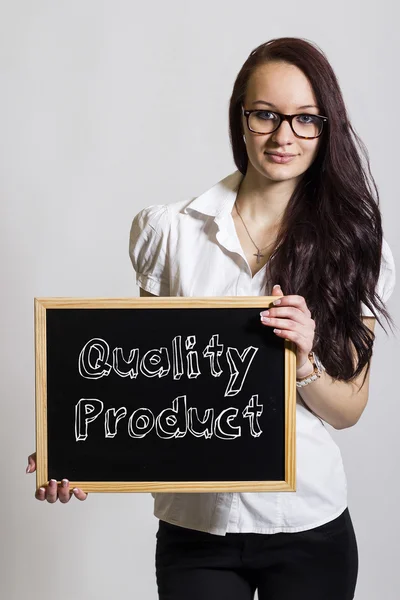 Produto de qualidade - Jovem empresária segurando quadro — Fotografia de Stock
