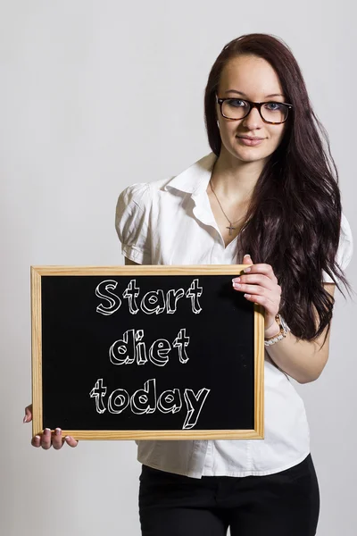 Start dzisiaj - dieta młodych bizneswoman gospodarstwa chalkboard — Zdjęcie stockowe