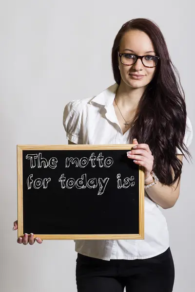 Motto na dnešek:-mladá podnikatelka drží tabuli — Stock fotografie