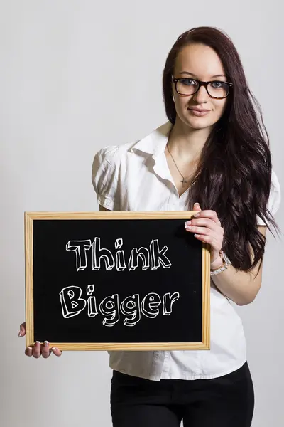 Že větší - mladá podnikatelka drží tabuli — Stock fotografie
