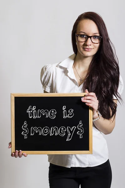 Čas je $money$ - mladá podnikatelka drží tabuli — Stock fotografie