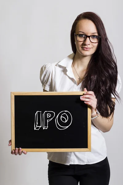 IPO - Jovem empresária segurando quadro — Fotografia de Stock