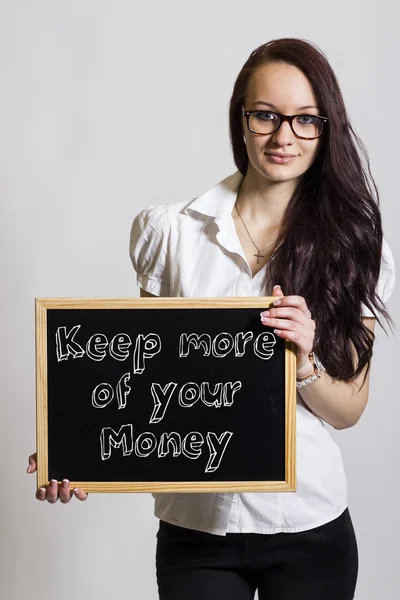 Тримайте більше ваших грошей - молода бізнес-леді тримає дошку — стокове фото