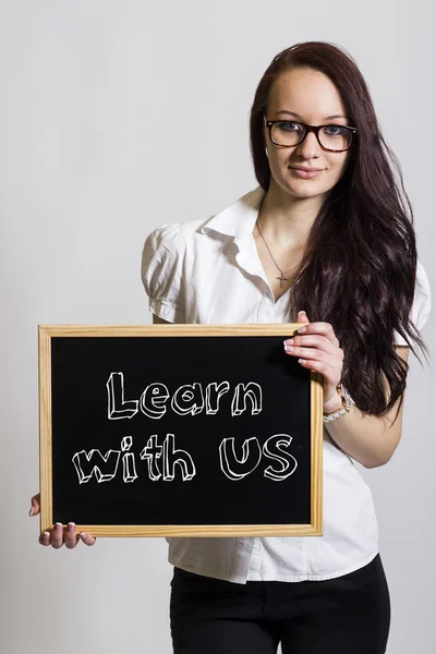 Aprende con nosotros - Joven empresaria sosteniendo pizarra —  Fotos de Stock