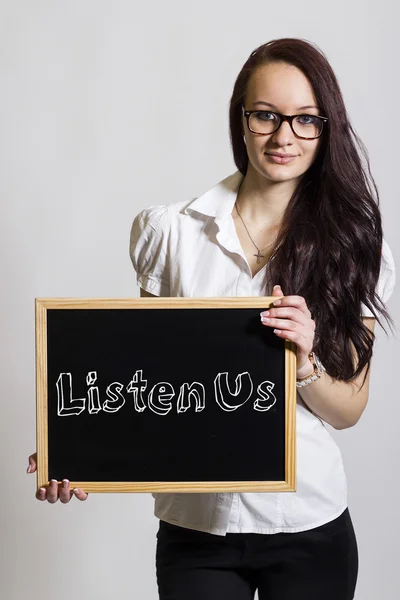 Hör uns zu - junge Geschäftsfrau mit Kreidetafel — Stockfoto