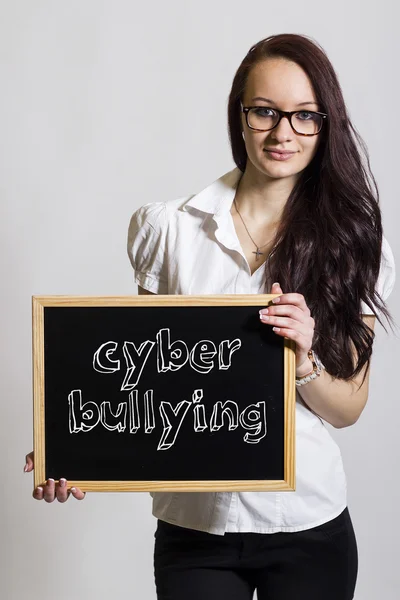 Cyber šikana - mladá podnikatelka drží tabuli — Stock fotografie