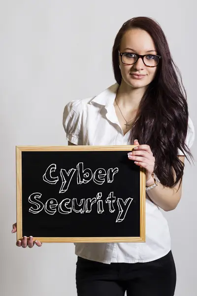 Kybernetická bezpečnost - mladá podnikatelka drží tabuli — Stock fotografie
