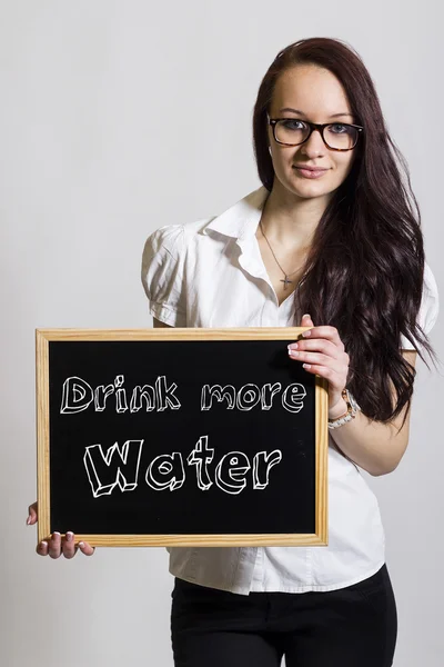 Daha fazla su - kara tahta tutan genç iş kadını içmek — Stok fotoğraf