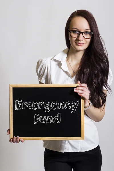 Fondo de emergencia - Joven empresaria sosteniendo pizarra — Foto de Stock