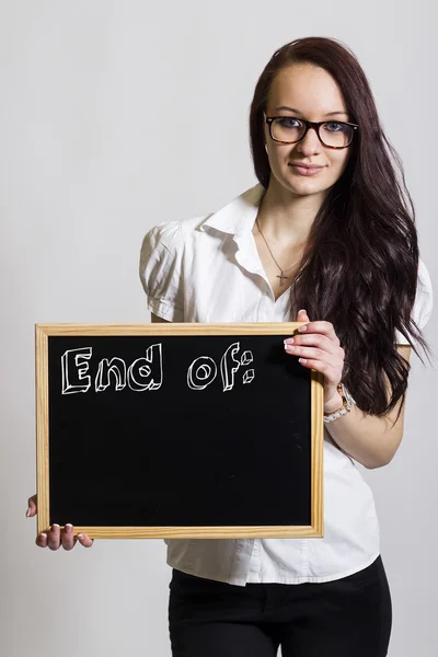 Ende: - junge Geschäftsfrau mit Kreidetafel — Stockfoto
